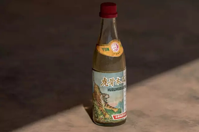 虎骨木瓜酒瓶子(桂明供图)